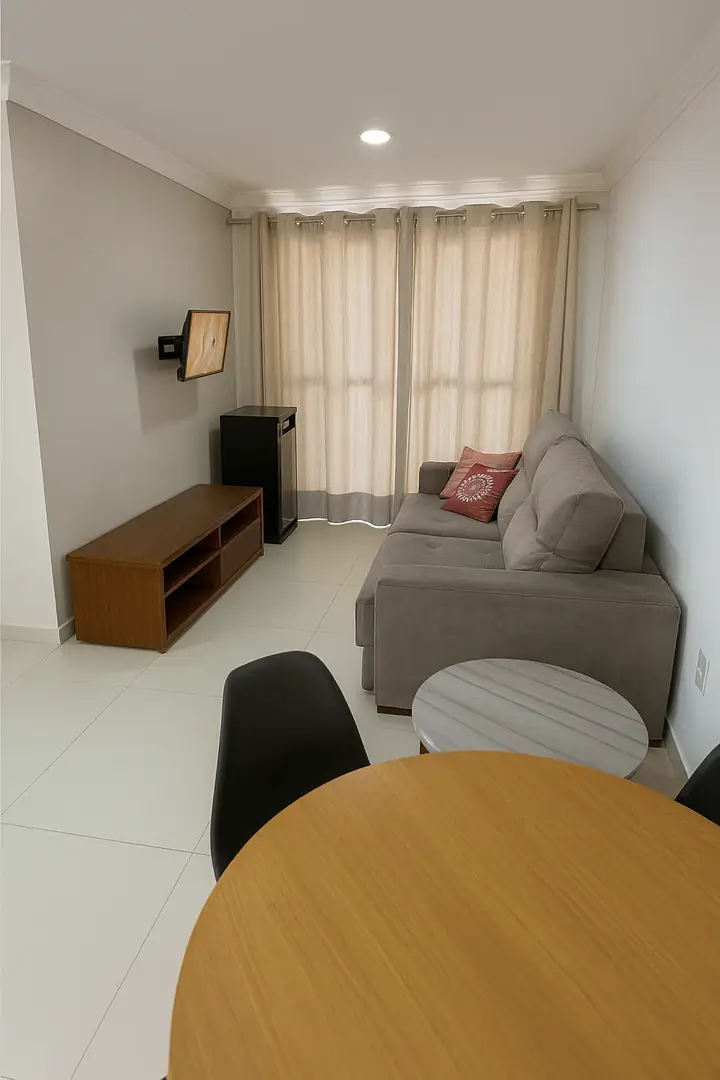 Sala de estar do apartamento 801 com sofá