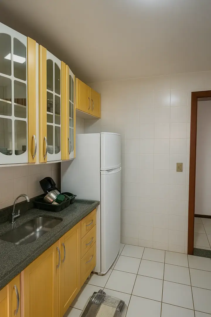 Cozinha do apartamento 106 com geladeira